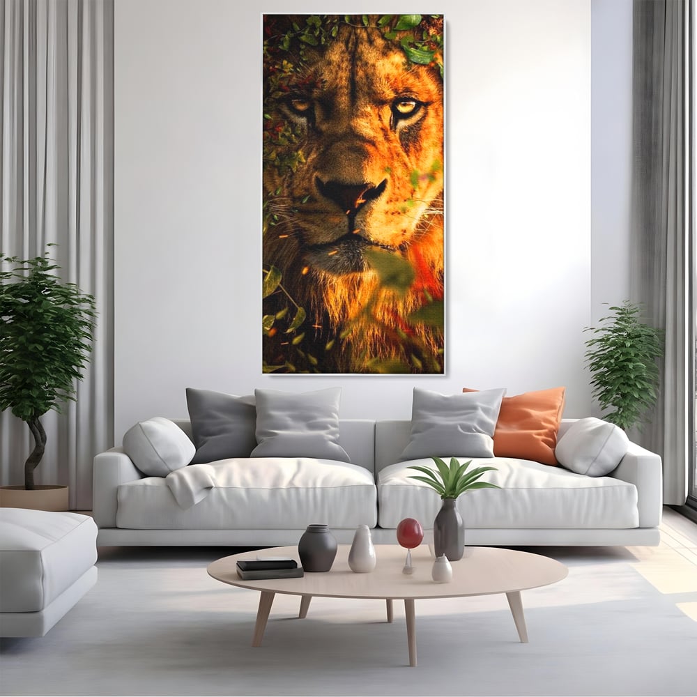 Tablou canvas cu tablou canvas cu leu mascat in frunzis, in rama de aluminiu argintiu, pe perete intr-un living